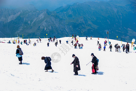 瑞士铁力士雪山上的徒步旅人图片