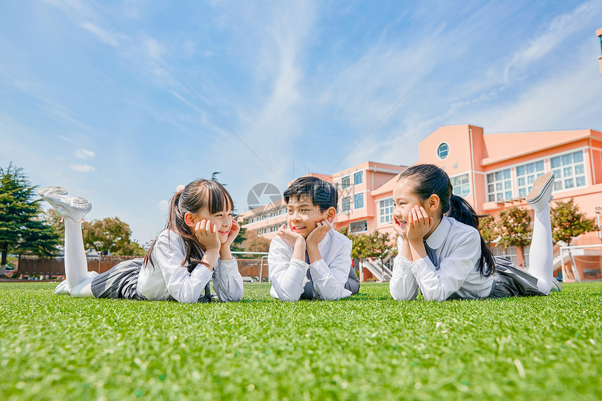 小学生操场活动图片