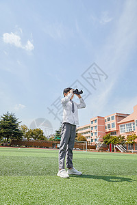 小学生操场上拿远镜观望图片