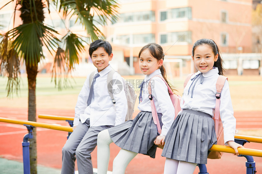 小学生操场活动图片