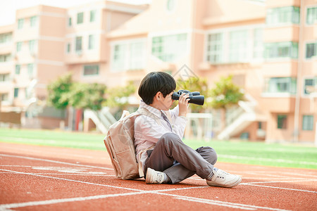 小学生操场玩望远镜图片