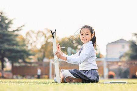 小学生操场上画画背景图片