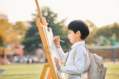 画画写生男孩小学生操场上画画背景