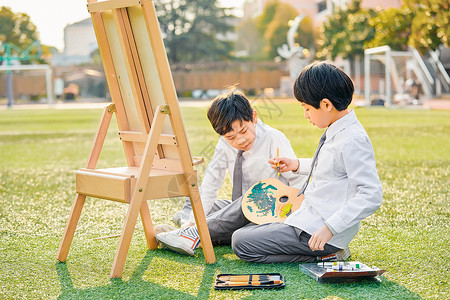 画画写生男孩小学生操场上画画背景