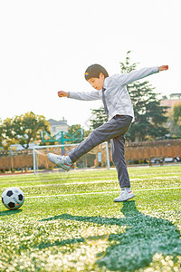 小学生操场踢足球背景图片