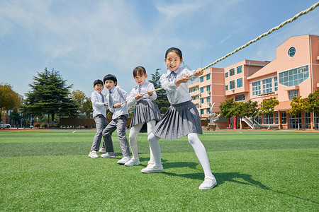 小学生拔河操场跳绳高清图片