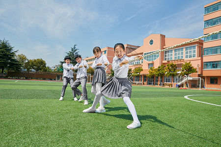 小学生拔河图片