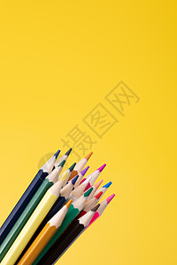一堆笔的素材彩铅在黄色背景上背景
