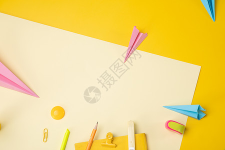 笔筒里笔黄色创意桌面文具平铺背景