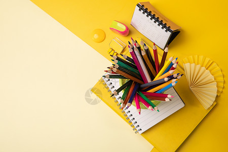 笔筒和笔黄色创意桌面文具平铺背景
