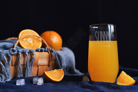 一杯苦瓜汁夏季水果橙子果汁背景