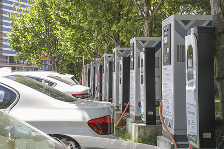 低碳绿色新能源汽车充电站背景