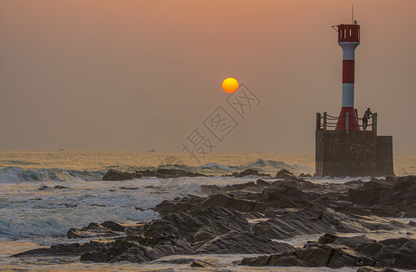 航行灯夕阳下的灯塔游船背景