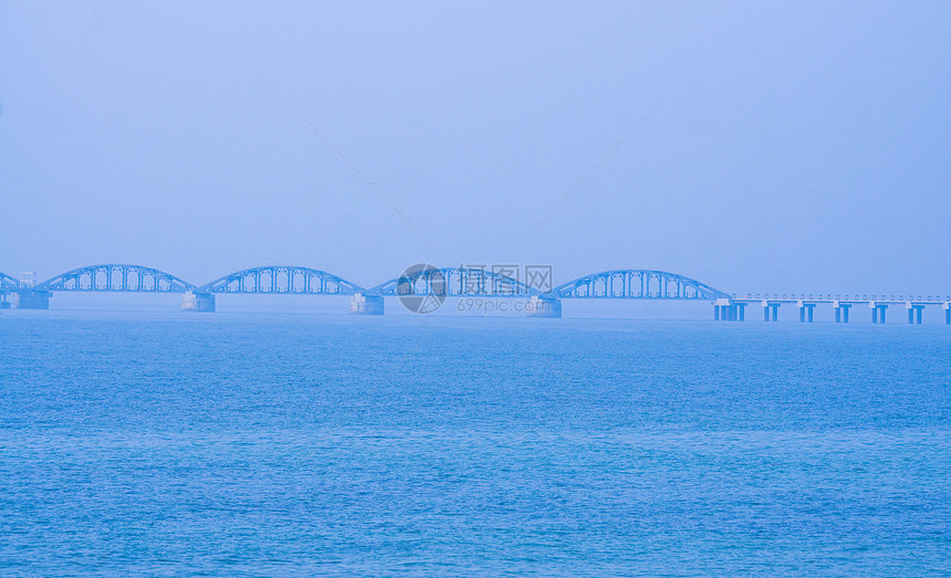蓝色大海栈道桥梁图片