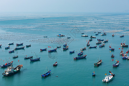 海上养殖海上渔船高清图片