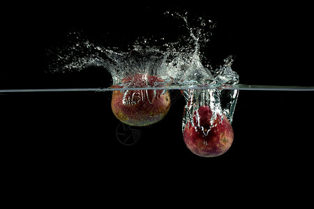 食物掉落水中掉落水中的百香果背景