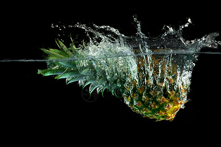 蔬果水掉落水中的菠萝背景
