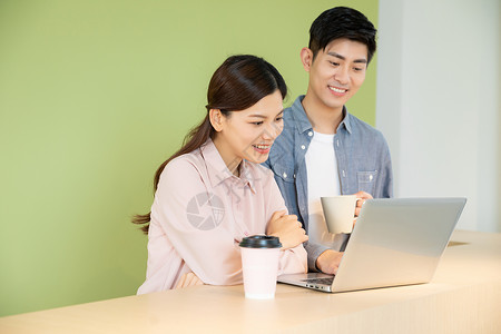 青年男女休闲学习背景图片