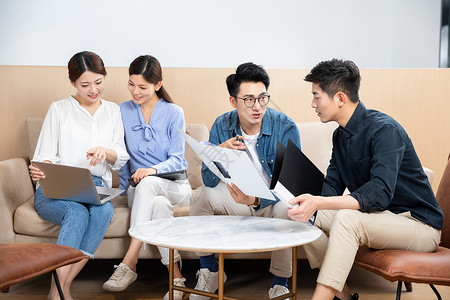 青年男女学习交流图片