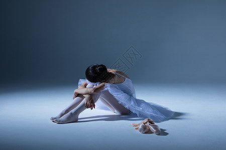 芭蕾舞培训展板小女孩厌倦练舞背景