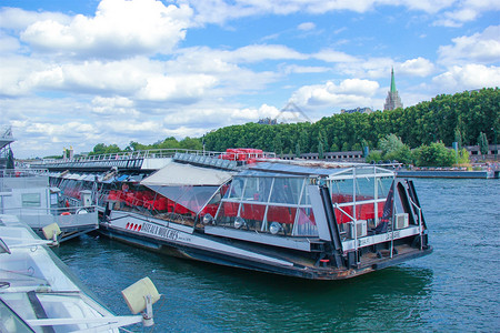 法国塞纳河畔水上餐厅背景图片