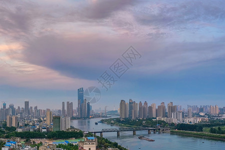 大雨将至前的城市建筑群风光高清图片