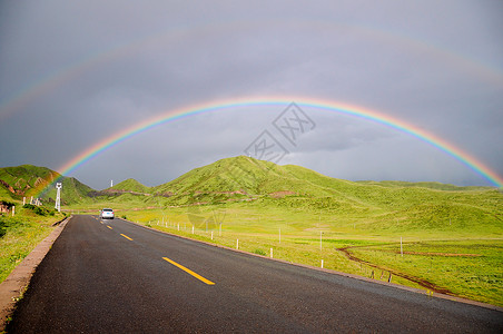 雨后公路若尔盖县草原彩虹背景