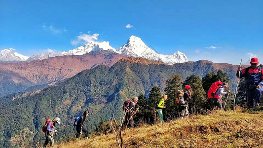 一群人爬山尼泊尔登山队背景