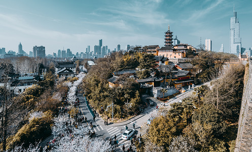 南京鸡鸣寺金陵鸡鸣寺和南京紫峰背景