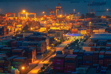 整装集装箱港口码头的集装箱夜景背景