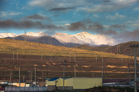 祁连县城祁连县牛心山晨曦背景