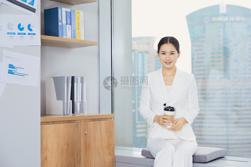 商务女士在办公室喝咖啡图片