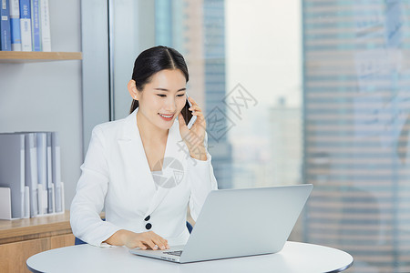 职场女性电话沟通背景图片