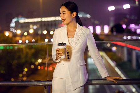 商务女性天桥喝咖啡背景图片