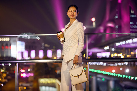 商务女性天桥喝咖啡背景图片