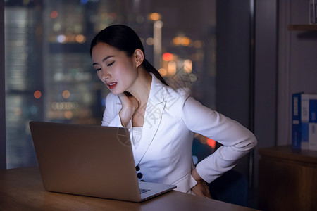 职业女性加班职场女性深夜办公室加班背景