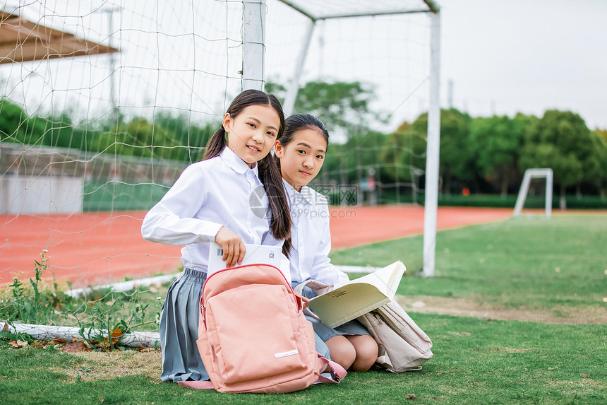 小学生操场看书图片