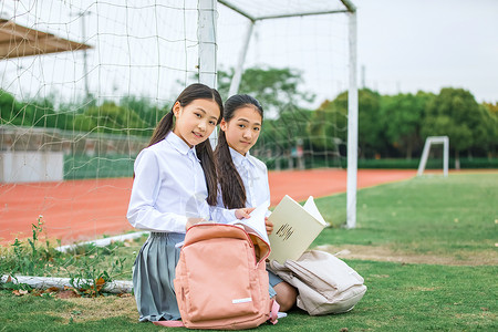 小学生操场看书图片