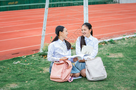 穿校服的女同学小学生操场看书背景