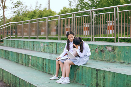 小学生操场看书背景图片