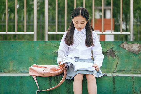 小学生操场看书背景图片