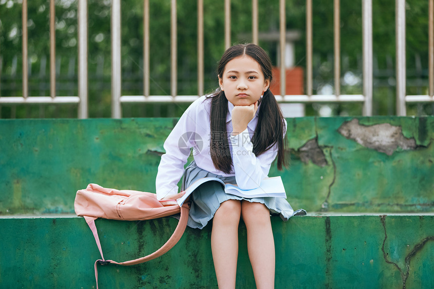 小学生操场看书图片