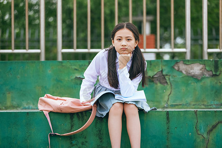 小学生操场看书背景图片