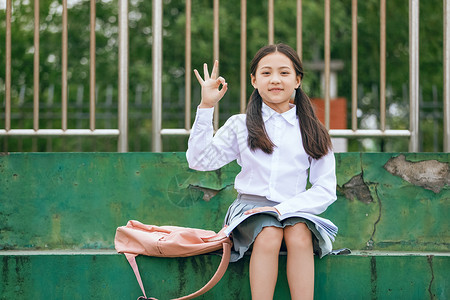 小学生操场看书背景图片