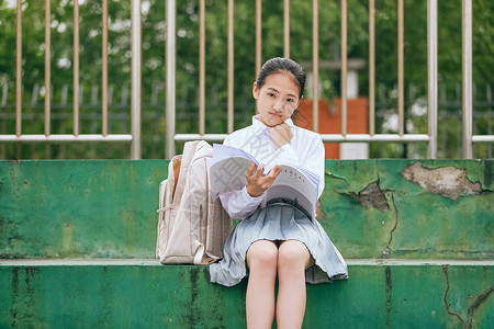 小学生操场看书背景图片