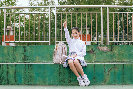 小学生操场看书图片