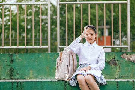 小学生操场看书图片