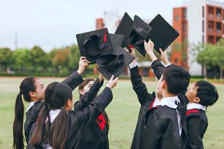 小学毕业晚会小学毕业生手举帽子背景