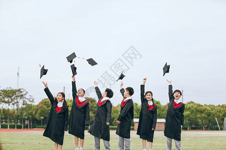 小学毕业晚会小学毕业生手举帽子背景