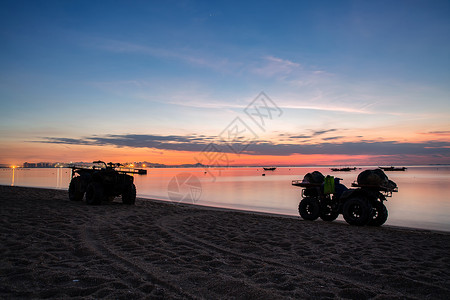 大海与沙滩沙滩车四轮摩托高清图片